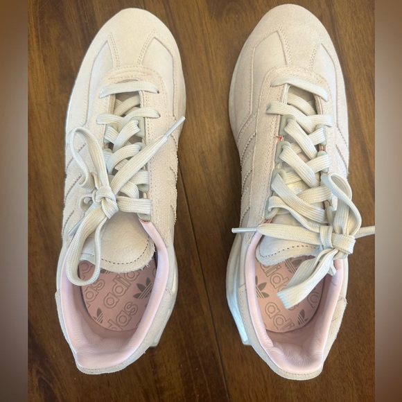 adidas Women’s Size 10 Original Sneakers Retropy Beige White Pink Athletic - Picture 3 of 8